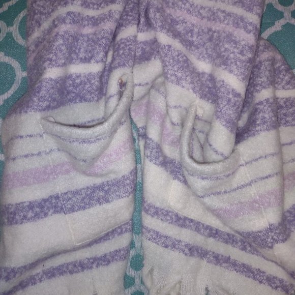 TRUE CRAFT WHITE LAVENDAR PURPLE SUPER SOFT SHAWL/SCARF WITH POCKETS NWT - Picture 3 of 10